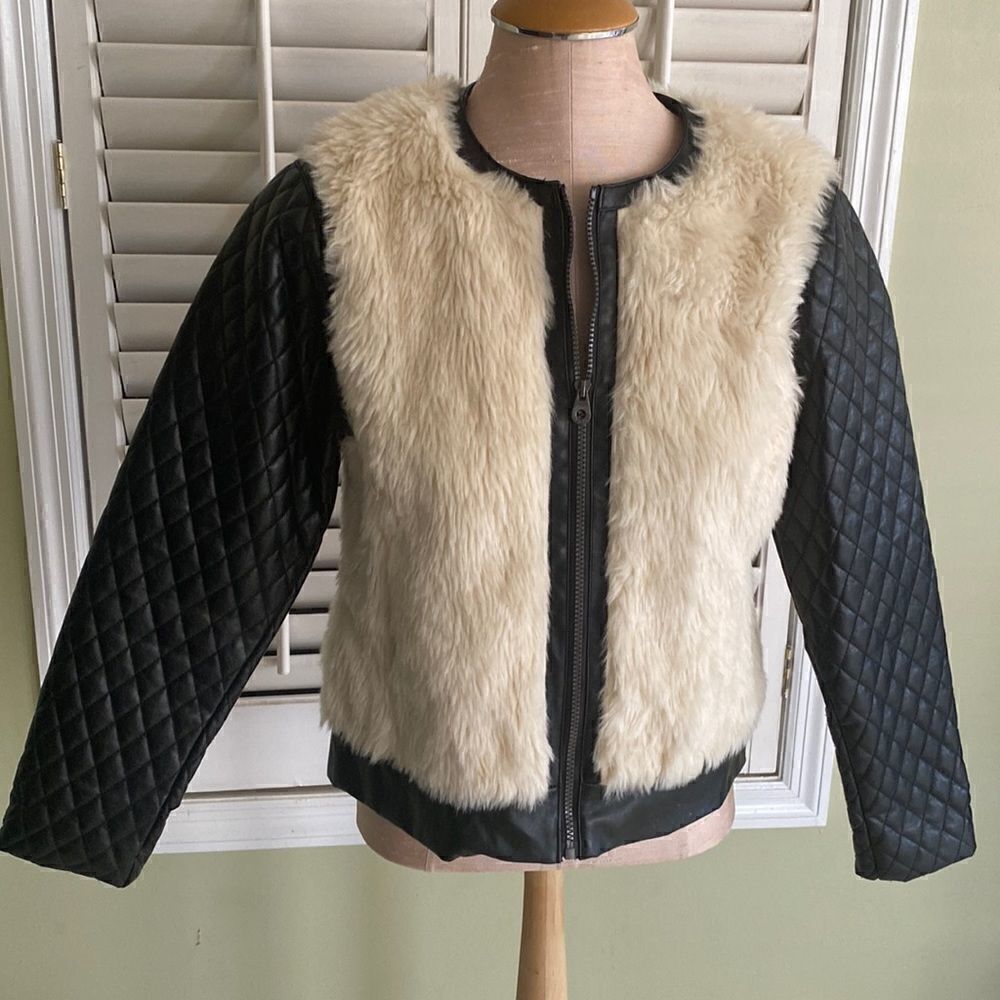 Catherine Malandrino. Fur accent coat. Pleated design sleeves with pockets.